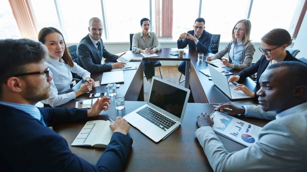 Cómo crear una SL España en 2025. Empresarios reunidos