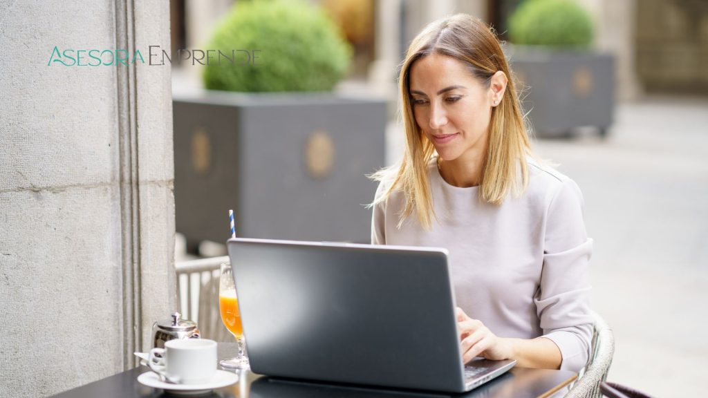 Una profesional que quiere saber si Es legal Facturar sin ser autónomo en España