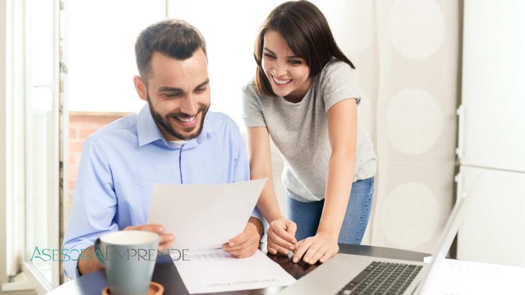 Evita sanciones: corrige errores de IVA con una autoliquidación rectificativa 1 Asesoría explicando a un autónomo cómo hacer la declaración complementaria del IVA paso a paso — Asesoraemprende