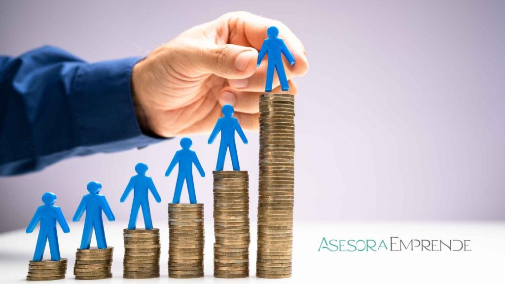 Representación del aumento de ingresos con figuras sobre pilas de monedas, concepto del Ingreso Mínimo Vital 2025 y mejora económica familiar.