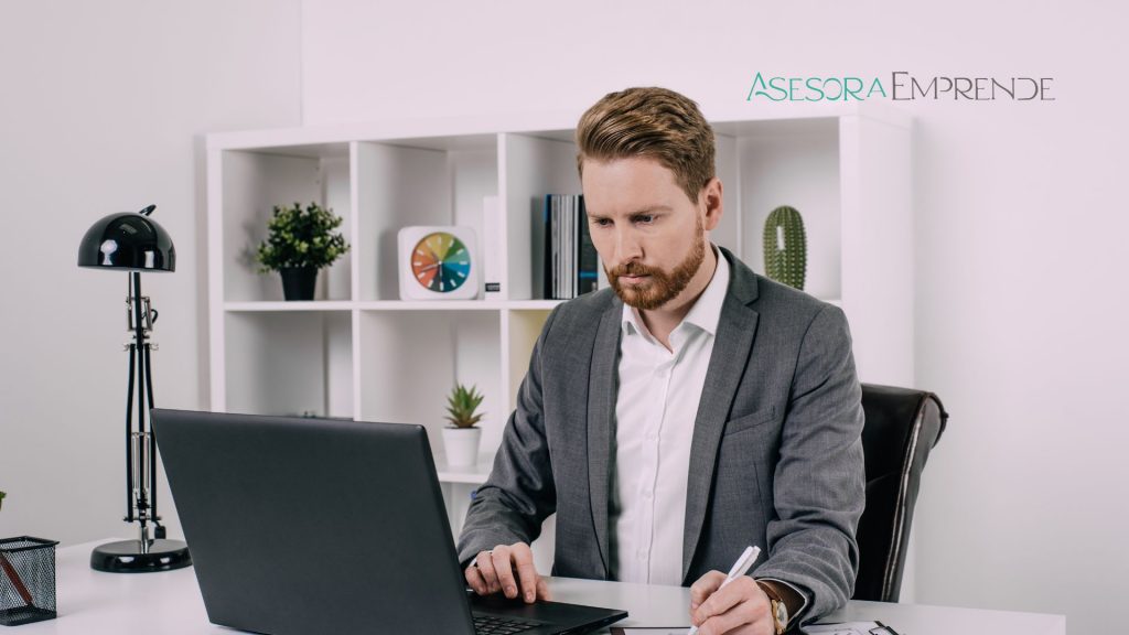Un empresario rellenando el Modelo 303 IVA