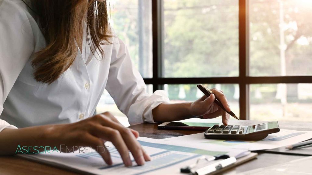cuota de autónomos 2025 una empresaria viendo sus derechos por el pago de la cuota
