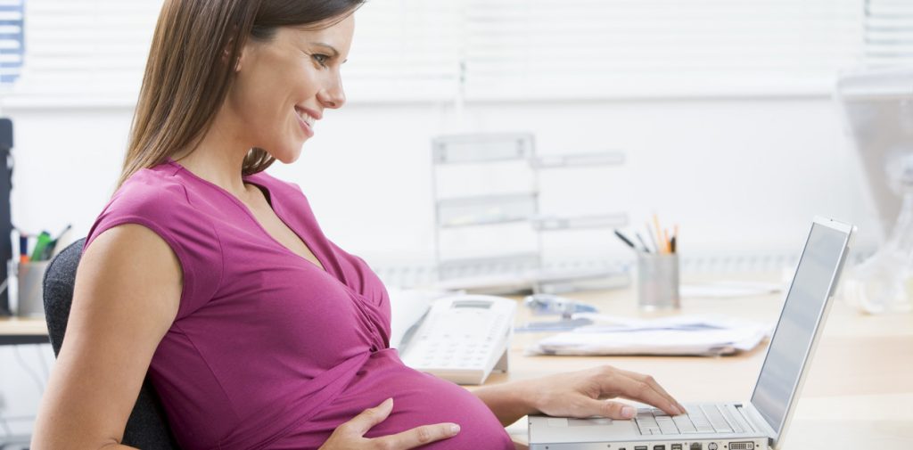 Madre autónoma embarazada trabajando con un portátil, imagen sobre la tarifa plana para madres autónomas